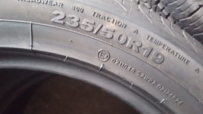 Pneus 235/50/19 $290 cada