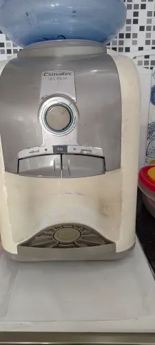 Bebedouro Esmaltec bem geladinha.