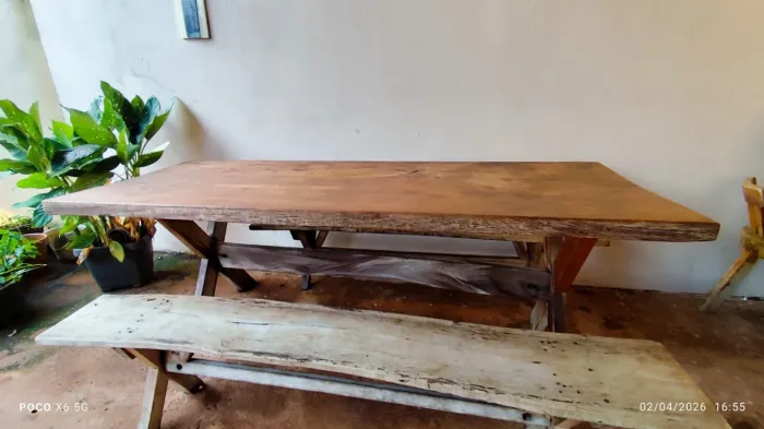 ? VENDO HOJE! MESA RÚSTICA EM MADEIRA MACIÇA + 2 BANCOS - R$ 1.700