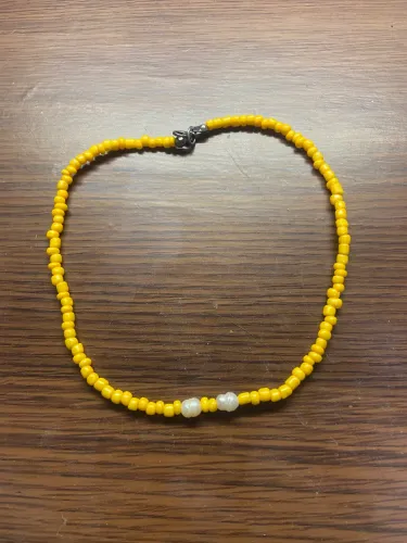 colar de miçangas amarelo 