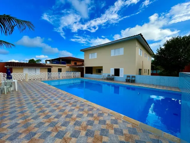 Chácara com 6 quartos, piscina e área gourmet em Itanhaém.