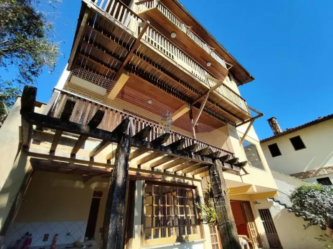 EXCELENTE CASA DUPLEX EM CONDOMÍNIO NA MOSELA