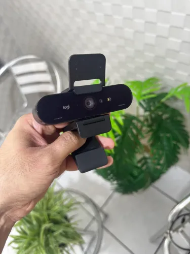 Webcam Logitech Brio 4k Pro com FaceI ID e Microfones integrado