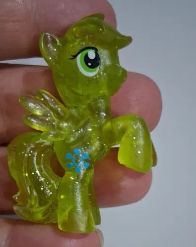 pônei transparente verde com glitter da série My Little Pony. 