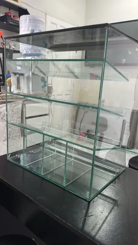 Expositor de Vidro Curvo com Prateleiras e Nichos - Ideal para Doces, Salgados e Lanches