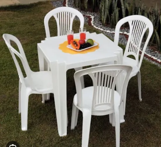 Mesa 4 cadeiras de plástico