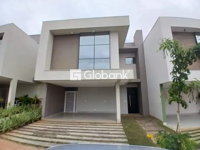 Casa em Condomínio em Montes Claros, no bairro Ibituruna, à venda.