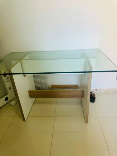 Mesa / Escrivaninha com Tampo de Vidro e Base em Madeira