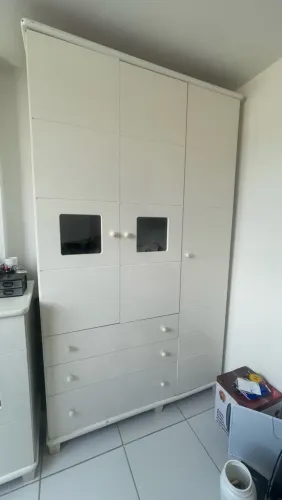Vendo guarda-roupa e cômoda