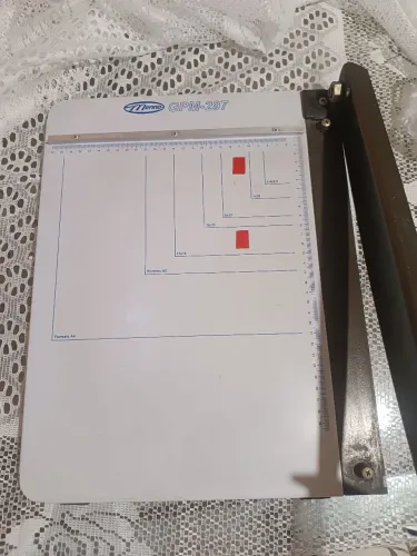 Guilhotina manual de cortar papel.