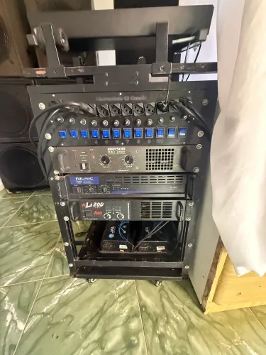 Rack com potência e som profissional 