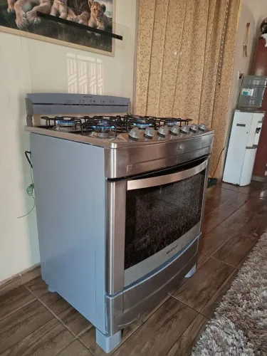 Vendo fogão Brastemp de 6 bocas, elétrico, funcionando perfeitamente