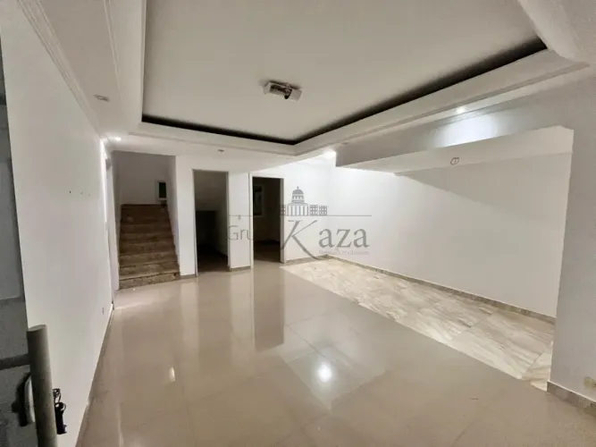 Casa Sobrado - Campos de São José - 3 Dormitórios - 220m².