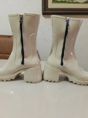 Bota impermeável com zíper nova top demais
