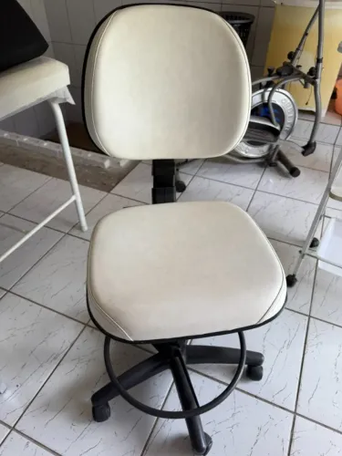 Cadeira Giratória para Clínica, Estética ou Consultório - Regulagem de Altura