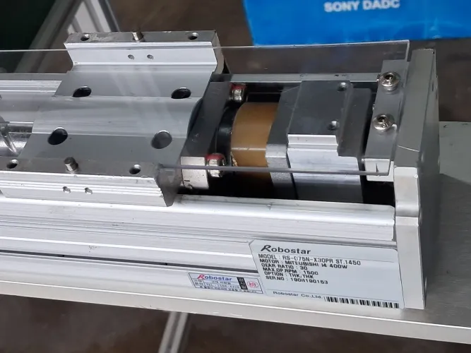 Atuador linear industrial Robostar. 