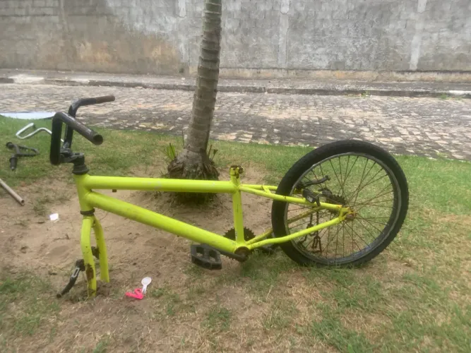 Quadro de bike vem com vem com guidão preto