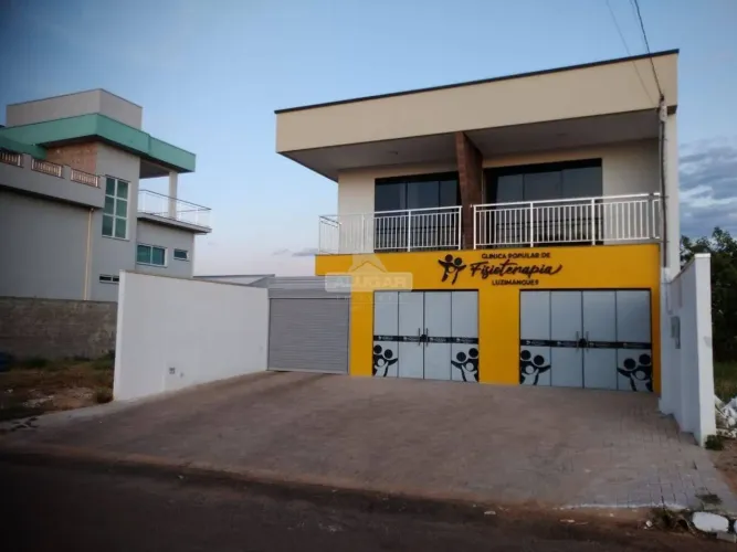 Sobrado - 3/4 com sala com comercial - Luzimangues