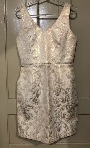 Vendo esse vestido dourado NOVO NÃO FAÇO TROCA SOMENTE VENDA.