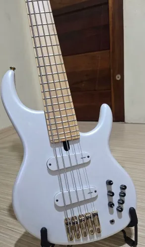 BAIXO MENDES SHARP 5C ( fender, zaganin, trb, line 6, boss lakland readhus dmark h