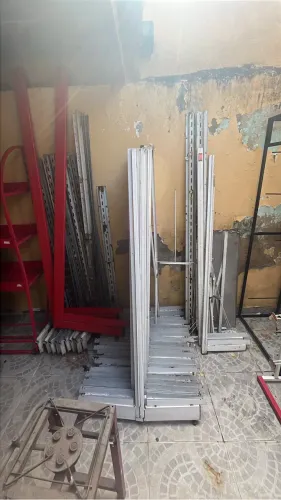 Cerca de 20 gôndolas para mercado desmontadas