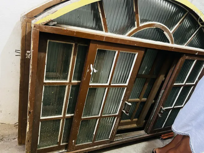Vendo 3 janelas 1 báscula colonial todas de madeira