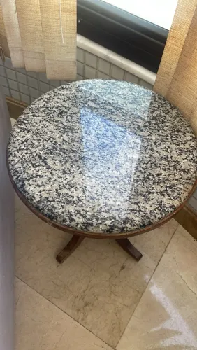 MESA LATERAL CLÁSSICA EM MADEIRA COM TAMPO DE PEDRA - 42 CM