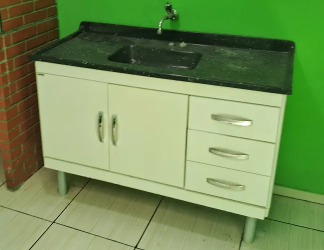 Pia de cozinha com gabinete branco e tampo preto - Bom Estado<br>