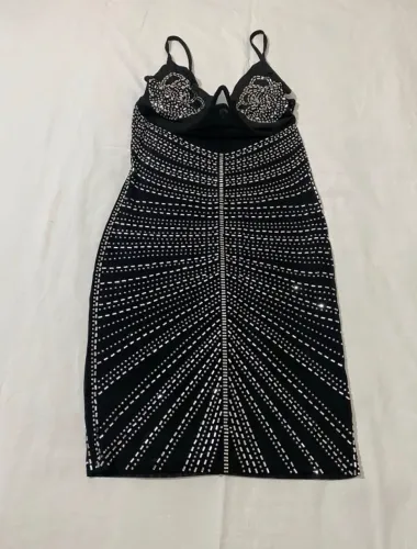 Vestido preto bordado TAM G