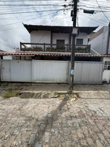 Casa no Castelo Branco com 03 Quartos e com terraço.