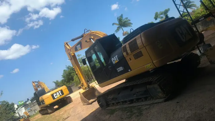 ESCAVADEIRA CAT 320D IMPECÁVEL