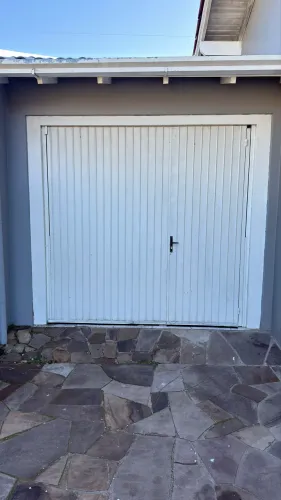 Portão de garagem com motor basculante