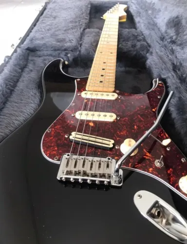 Guitarra Tagima T-805 Preta + Case Tweed Hellocases