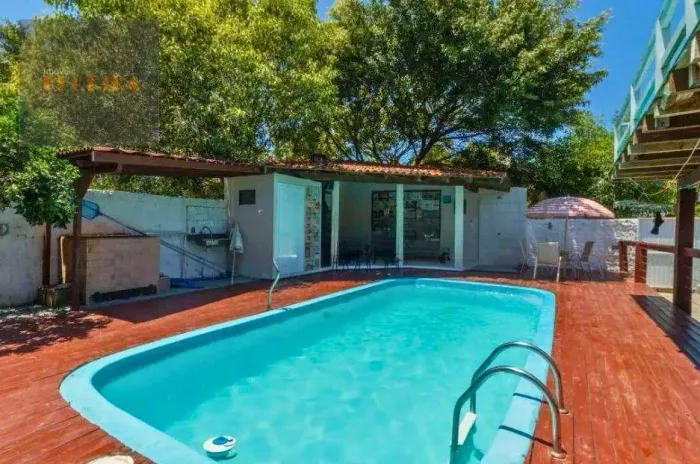 Casa com piscina e churrasqueira próxima à praia do Campeche