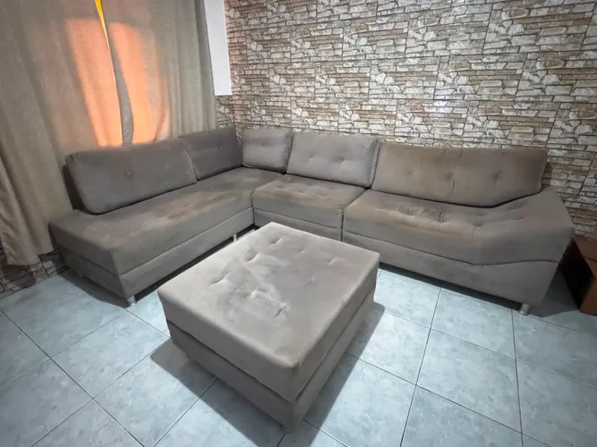 SOFÁ DE CANTO + PUF EM SUEDE - CONFORTO E ELEGÂNCIA