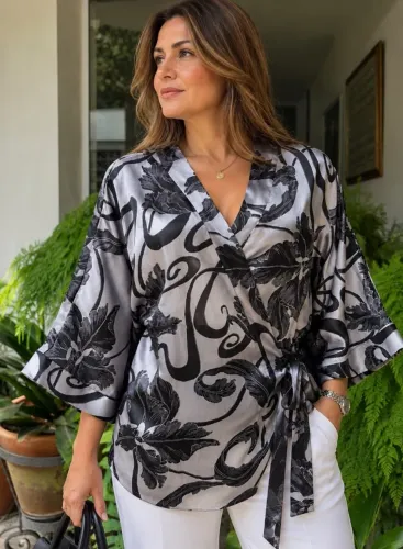 Blusa acetinada cinza e preta com faixa para amarrar