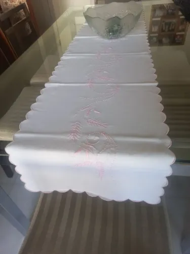 Caminho de mesa em linho com bordados