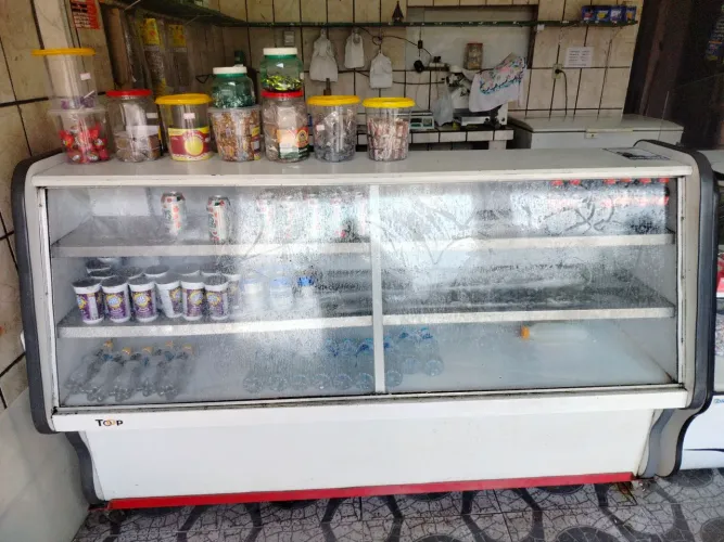 Balcão refrigerado gelando