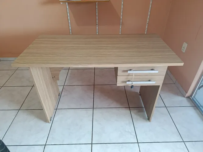 Mesa de escritório de madeira