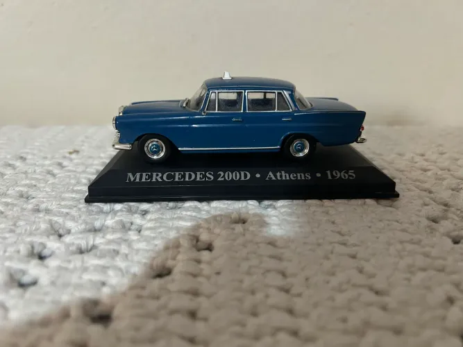 Táxi Mercedes 200D 1/43