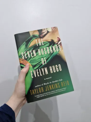 Livro The Seven Husbands of Evelyn Hugo em inglês capa dura - os sete maridos de Evelyn