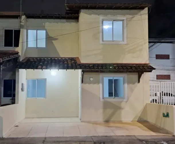 Casa no Antares, em condomínio fechado, 3 quartos/2 suítes.