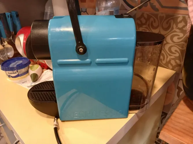 Máquina nespresso Inissia com vazamento dagua por baixo