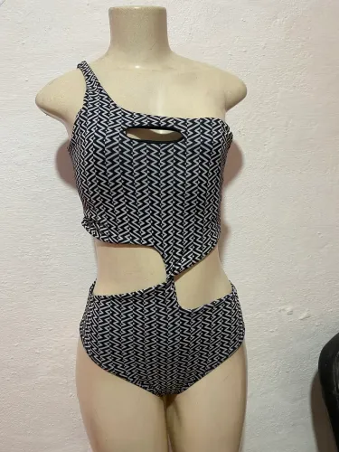 Maiô um ombro só Recorte vazado Veste P e M
