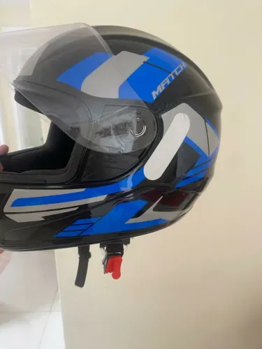 Capacetes semi-novos 