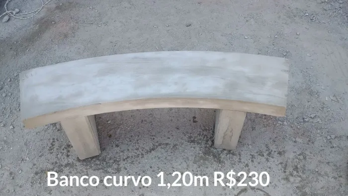 Banco curvo de concreto