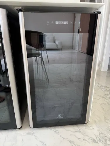 Adega Climatizada Electrolux 29 Garrafas Com Dual Zone e Painel Digital Modelo: WDF29 127V