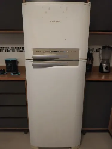 VENDE-SE GELADEIRA USADA DISPONÍVEL APENAS PARA RETIRADA NO BAIRRO SCAFFIDI II ITAQUA