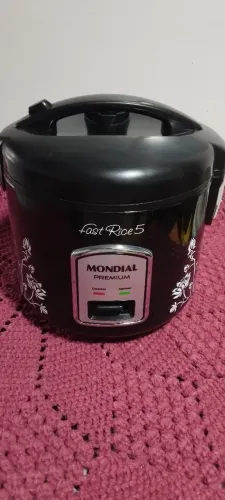 Vendo panela elétrica de arroz super eficiente e de rápido preparo.