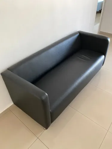 Sofá minimalista Tok&Stok 3 lugares preto